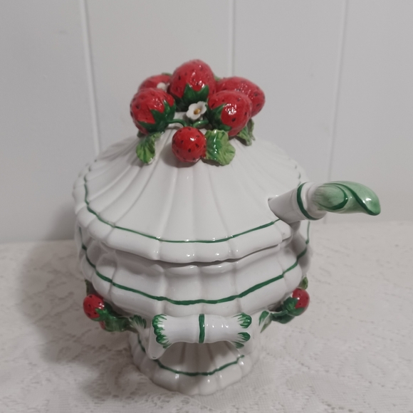 Italian Strawberry Tureen - Picture 5 of 13